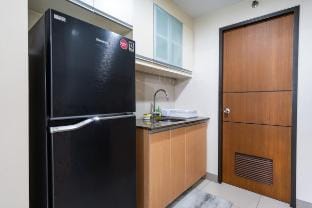 Uptown BGC Cor 2BR w/Balcony infront Grand Hyatt Vacation rental in Makati