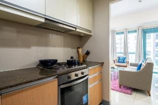 Uptown BGC Cor 2BR w/Balcony infront Grand Hyatt Vacation rental in Makati