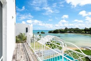 Anniversario　ビーチフロントプール&BBQテラス付の貸別荘 Vacation rental in Okinawa Prefecture