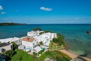 Anniversario　ビーチフロントプール&BBQテラス付の貸別荘 Vacation rental in Okinawa Prefecture