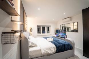 Luxury Retreat, Hot tub,  SK Massage Bed  Tesla Vacation rental in Pinner