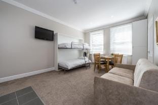 Beautiful apartment ac up to six,12 min by tube from Oxford street,AC Apartment in London