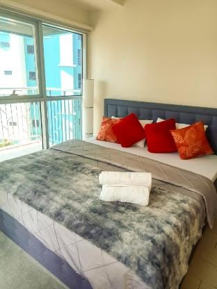 Modern 2BR | Balcony | Near MOA + Okada Manila Apartment in Pasay