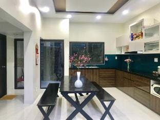 10’ to airport/train st, 5’ to beach Vacation rental in Da Nang