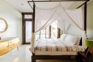 4BR lingkar suite 888  Villa in North Kuta