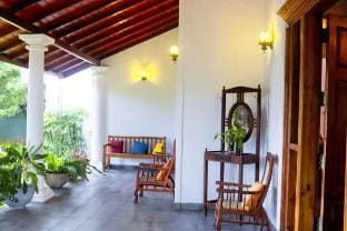 Boutique Comfort | King Bed, AC & Breakfast Villa in Sri Lanka