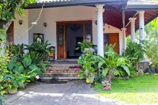 Boutique Comfort | King Bed, AC & Breakfast Villa in Sri Lanka