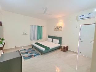 Suite Room with AC, Backup, Near Beach,102 Vacation rental in Candolim