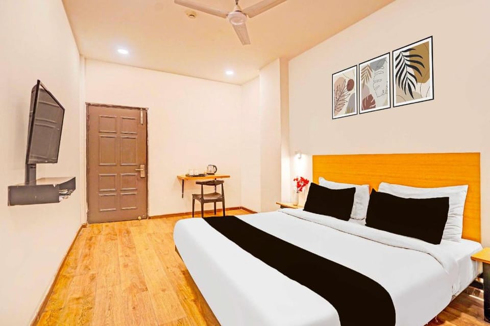 Collection O Mukut Bazar Hotel in Lucknow