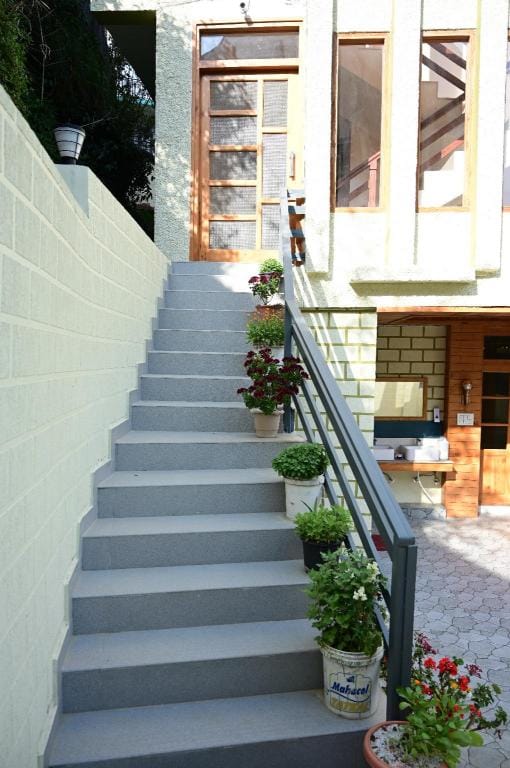 Summer Hill Home Stay Hotel in Himachal Pradesh