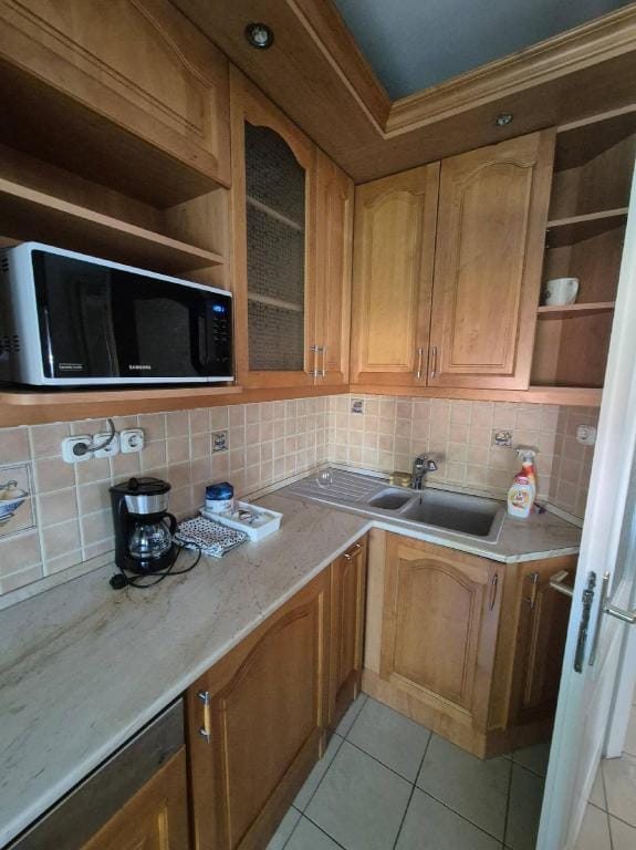 Mathias, a Spacious 2-Bedroom Apartment with 2 Bathrooms  Private Parking Apartment in Hungary