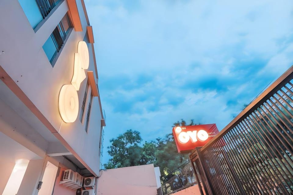 RedDoorz near Esa Unggul University Jakarta Campus Hotel in Jakarta