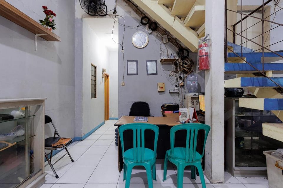 RedDoorz near Esa Unggul University Jakarta Campus Hotel in Jakarta