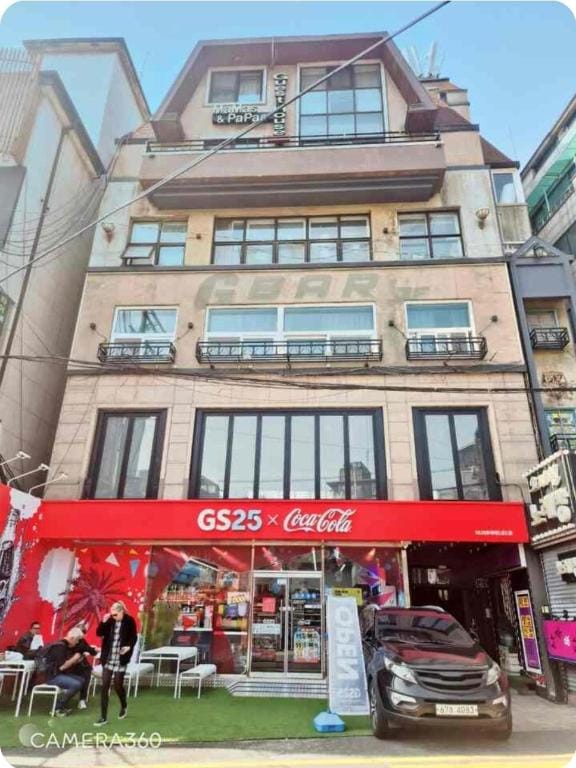 Hongdae Street - Mamas n Papas - Female Only Hotel in Seoul