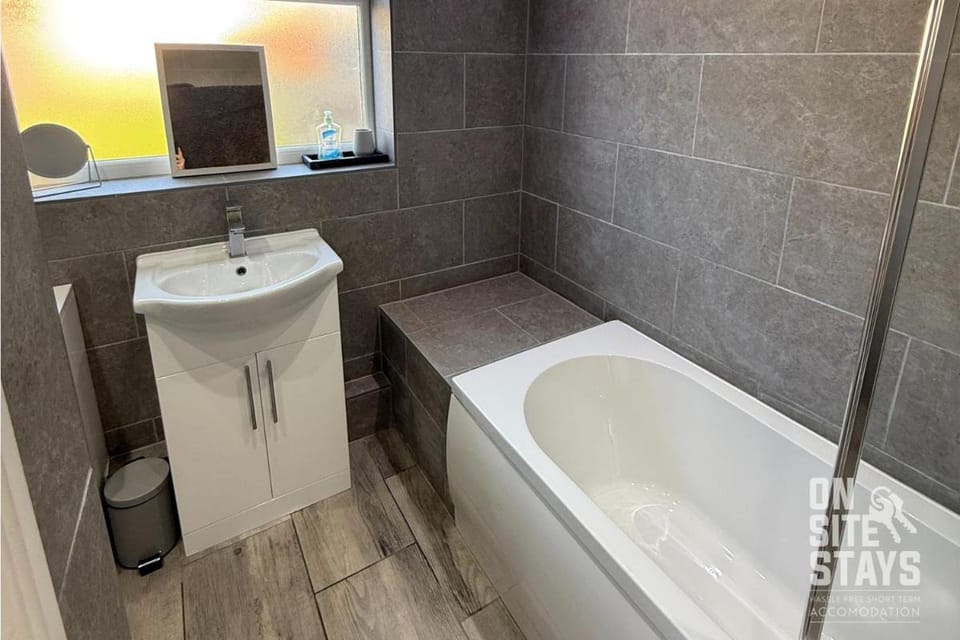 OnSiteStays - 4 bedroom house with 2 bathrooms Vacation rental in London