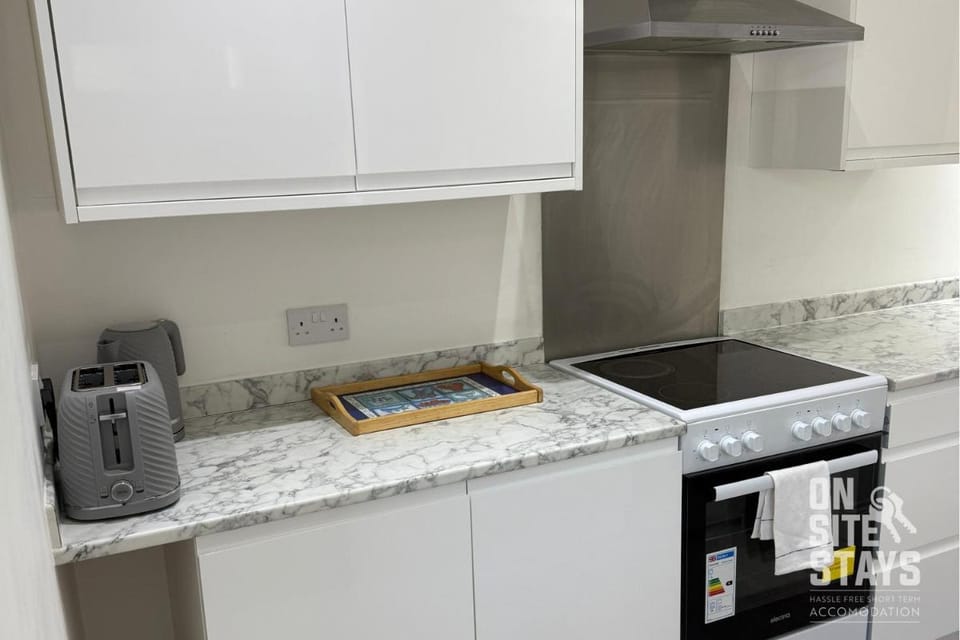 OnSiteStays - 4 bedroom house with 2 bathrooms Vacation rental in London