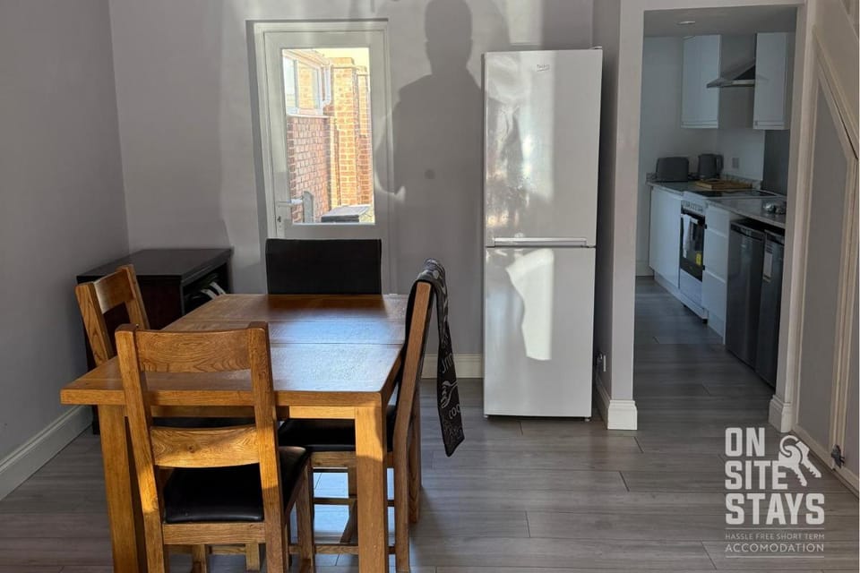 OnSiteStays - 4 bedroom house with 2 bathrooms Vacation rental in London