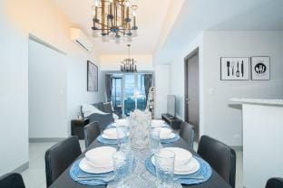 Uptown Parksuites BGC 3BR Cor Unit Balcony  Pool Vacation rental in Makati