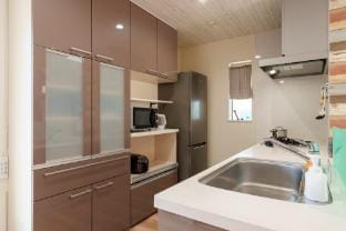 USJ電車1分/115m²Dream Home/12人宿泊/無料駐車埸/貸切リ戸建/ 大型テレビ設置 Vacation rental in Osaka