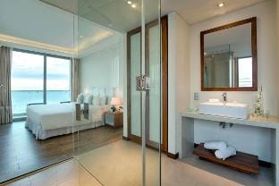 Ocean View 1BR Luxury Apartment (4*) Vacation rental in Da Nang