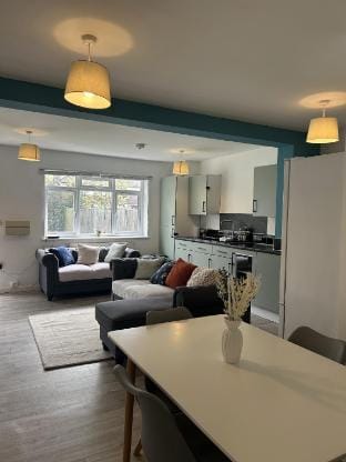 2 Bed Apartment Near Gatwick Apartment in Horley