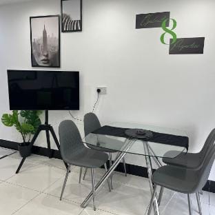 Urban 2 Bed Oasis Croydon, Sleeps 6 Apartment in Croydon