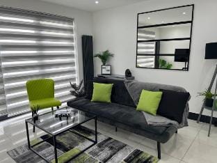 Urban 2 Bed Oasis Croydon, Sleeps 6 Apartment in Croydon
