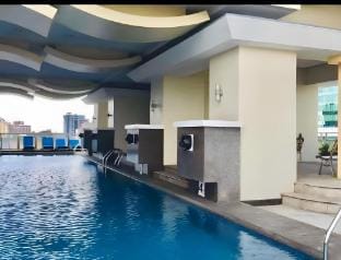 Birch Tower A8 Front of Robinson Mla Bay+Free Pool Vacation rental in Manila City