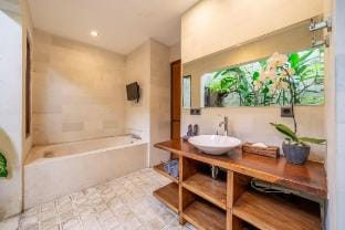 Villa Bettini Stylish 3BR w/ Pool, Near Bintang Villa in Kuta