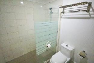 5 mins SM Aura Cozy Studio Free WIFI @BGC Apartment in Makati