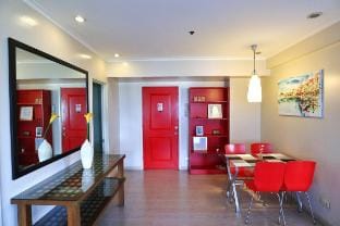 5 mins SM Aura Cozy 2BR Free Parking & WIFI @BGC Apartment in Makati