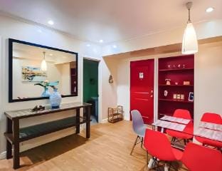 5 mins SM Aura Cozy 2BR Free Parking & WIFI @BGC Apartment in Makati