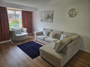 4BR in Staines with Private Garden & Easy Parking Vacation rental in Staines-upon-Thames