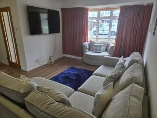 4BR in Staines with Private Garden & Easy Parking Vacation rental in Staines-upon-Thames