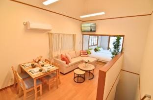 難波まで5分！最寄駅まで4分！トイレ２つ 無料駐車場 豪華な日本庭園 最大１１名様宿泊可能 Vacation rental in Osaka