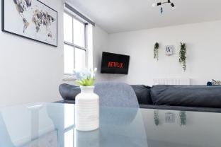 Stylish Spacious Home in  City Centre-Free Parking Apartment in Southampton