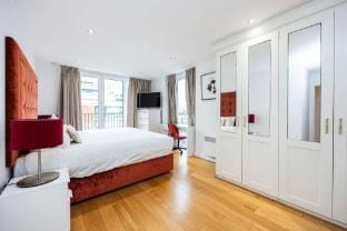 Waterside Bliss - Austin David Executive ExCeL Apartment in London