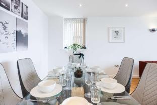 Waterside Bliss - Austin David Executive ExCeL Apartment in London