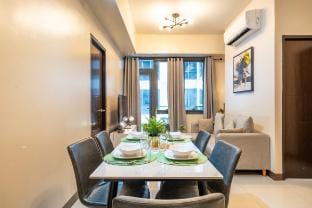 Posh 2Br 2 Blcny nr Venice Mall, BGC nr T3 200mbps Vacation rental in Makati