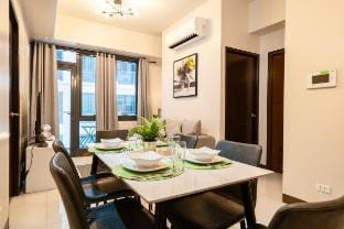Posh 2Br 2 Blcny nr Venice Mall, BGC nr T3 200mbps Vacation rental in Makati