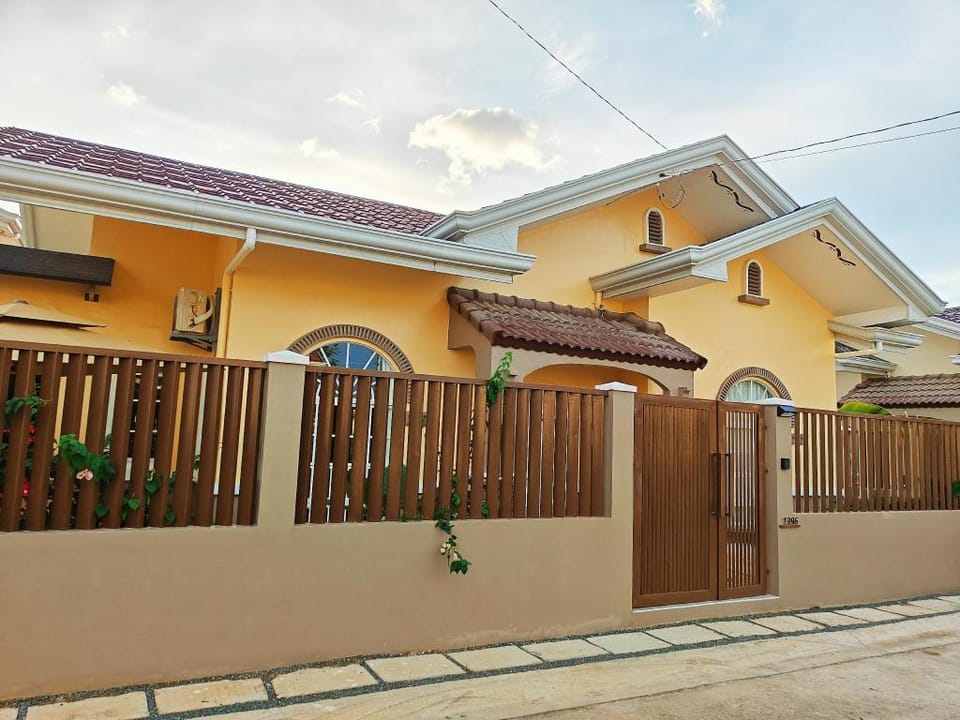 Royal Palms Tres Palm House Hotel in Central Visayas