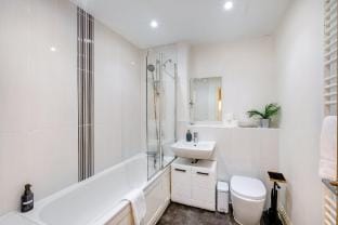 Meyers Close Modern 3 Bedrooms and 2 Bathrooms Vacation rental in Slough