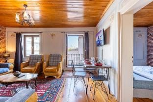 1+1 Flat W/Balcony.Sea view,near metro ,Galata Twr Vacation rental in Istanbul