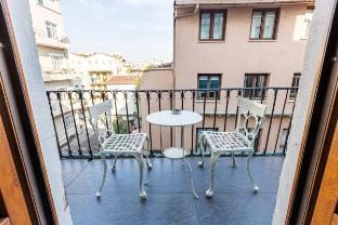 1+1 Flat W/Balcony.Sea view,near metro ,Galata Twr Vacation rental in Istanbul