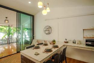 Palm Retreat • Double King Bed • 2mn ZenBeach  Vacation rental in Ko Pha-ngan Sub-district