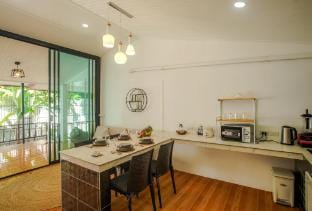 Palm Retreat • Double King Bed • 2mn ZenBeach  Vacation rental in Ko Pha-ngan Sub-district