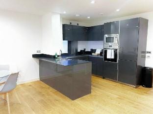 Deluxe Apartment Near The Shard & Tower Bridge Vacation rental in London Borough of Southwark
