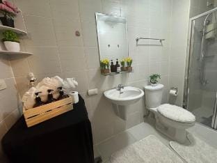 Stylish Makati 2BR Condo with Awesome Pools! 3908 Vacation rental in Makati