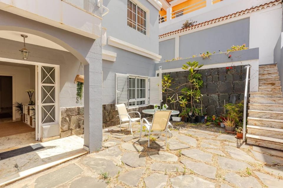 SPECTACULAR VILLA PARKiNG POWERFUl WiFi SEAViEW Villa in Palmas de Gran Canaria