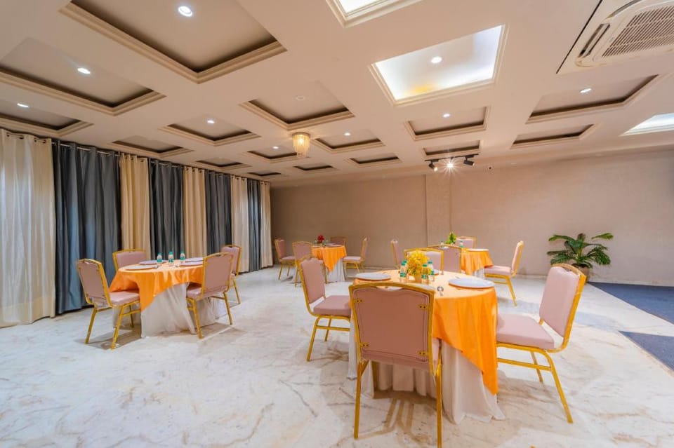 Treebo Raahgir Suites Hotel in Noida